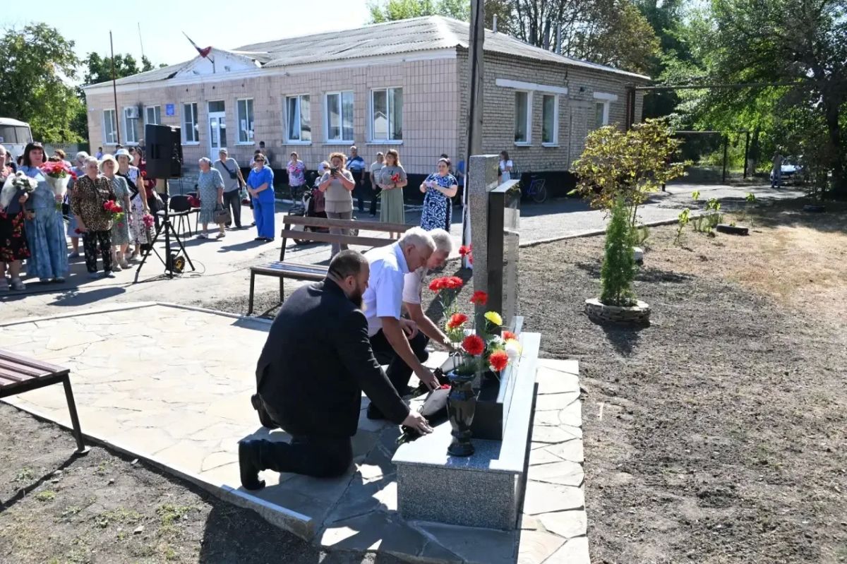 Сегодня, в День Неизвестного солдата — защитника Луганской Народной Республики, совместно с Иваном Санаевым, Председателем социального комитета Народного Совета ЛНР, Владимиром Шавлаем, Председателем Совета Краснодонского... Сегодня, в День Неизвестного солдата — защитника Луганской Народной Республики, совместно с Иваном Санаевым, Председателем социального комитета Народного Совета ЛНР, Владимиром Шавлаем, Председателем Совета Краснодонского...