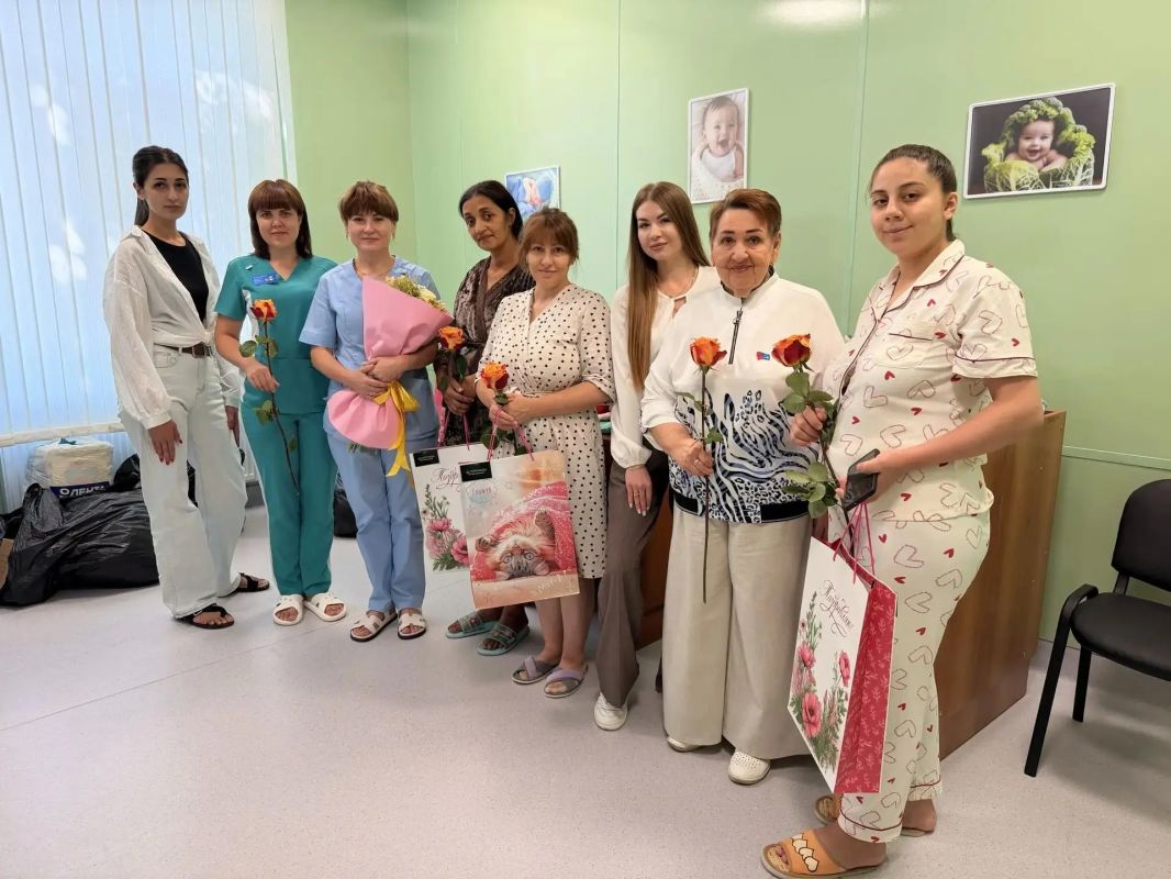 В преддверии Дня многодетной семьи председатель Стахановского отделения Союза женщин России ЛНР Людмила Луганская вместе с активистами Ириной Черниковой, Екатериной Кравец и Оксаной Ереминой поздравили тех, кто подарил... В преддверии Дня многодетной семьи председатель Стахановского отделения Союза женщин России ЛНР Людмила Луганская вместе с активистами Ириной Черниковой, Екатериной Кравец и Оксаной Ереминой поздравили тех, кто подарил...