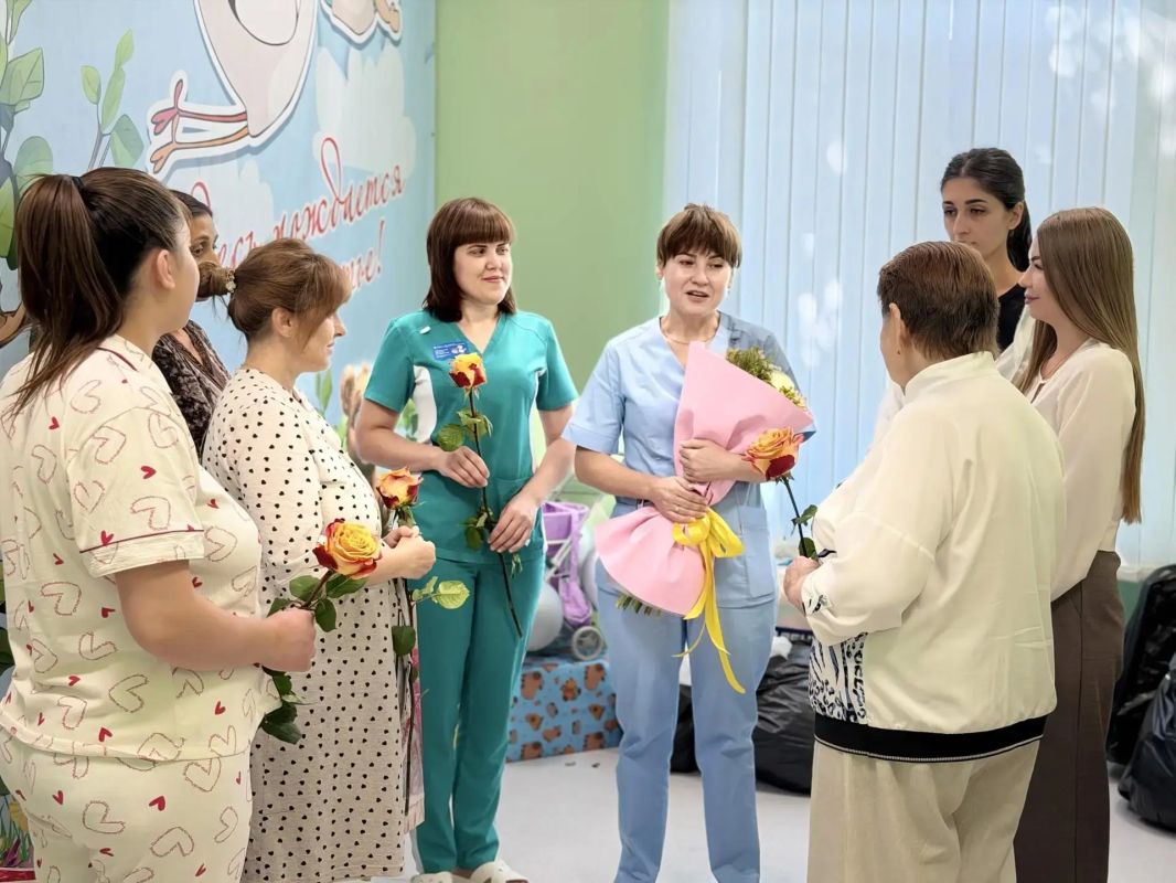 В преддверии Дня многодетной семьи председатель Стахановского отделения Союза женщин России ЛНР Людмила Луганская вместе с активистами Ириной Черниковой, Екатериной Кравец и Оксаной Ереминой поздравили тех, кто подарил... В преддверии Дня многодетной семьи председатель Стахановского отделения Союза женщин России ЛНР Людмила Луганская вместе с активистами Ириной Черниковой, Екатериной Кравец и Оксаной Ереминой поздравили тех, кто подарил...