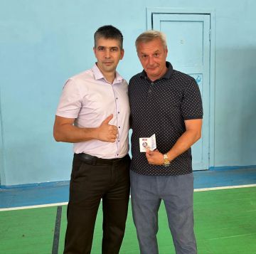 Министр спорта ЛНР Олег Шеренешев вручил нагрудные знаки «За содействие в развитии физической культуры и спорта»: