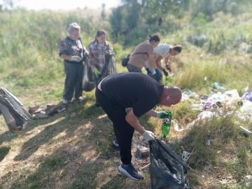 Забота о природе начинается с нас: сотрудники Лутугинского РДК привели в порядок берег городского пруда