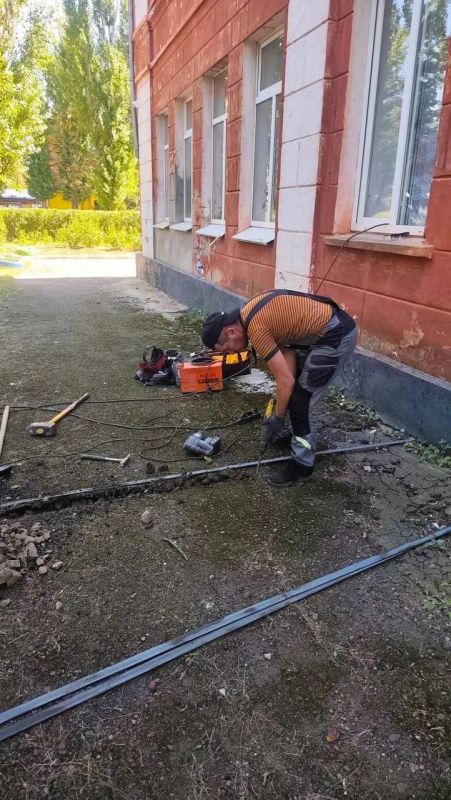 Электрики из Удмуртии завершили ремонт электропроводки в кабинете информатики в школе №1 Лутугино Электрики из Удмуртии завершили ремонт электропроводки в кабинете информатики в школе №1 Лутугино