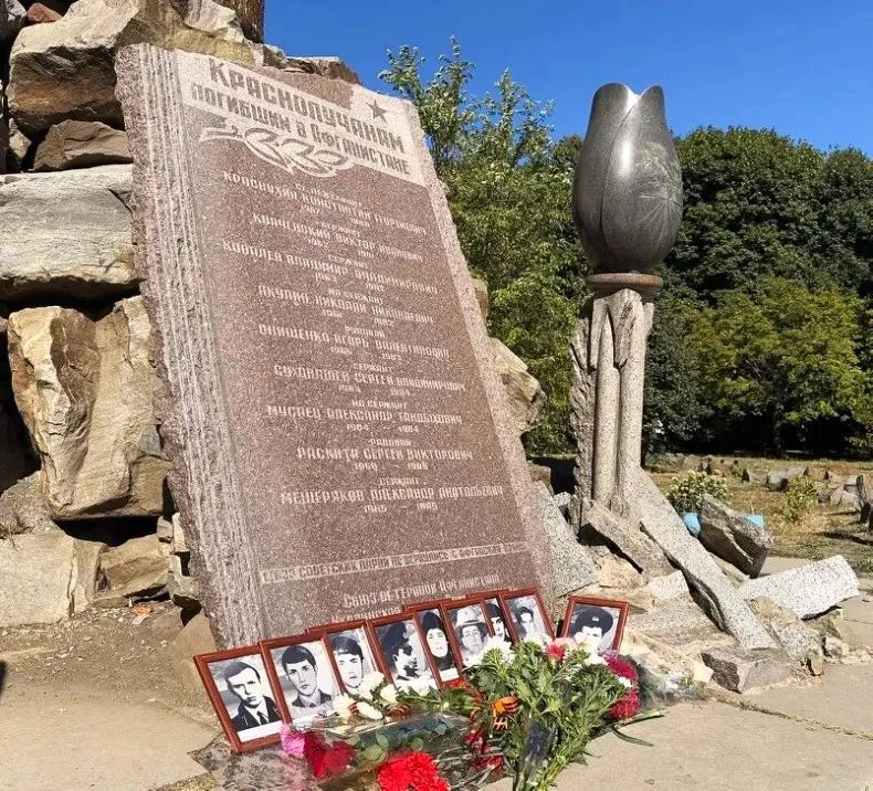 7 сентября с 1997 года в Красном Луче отмечают День открытия памятника воинам-интернационалистам 7 сентября с 1997 года в Красном Луче отмечают День открытия памятника воинам-интернационалистам