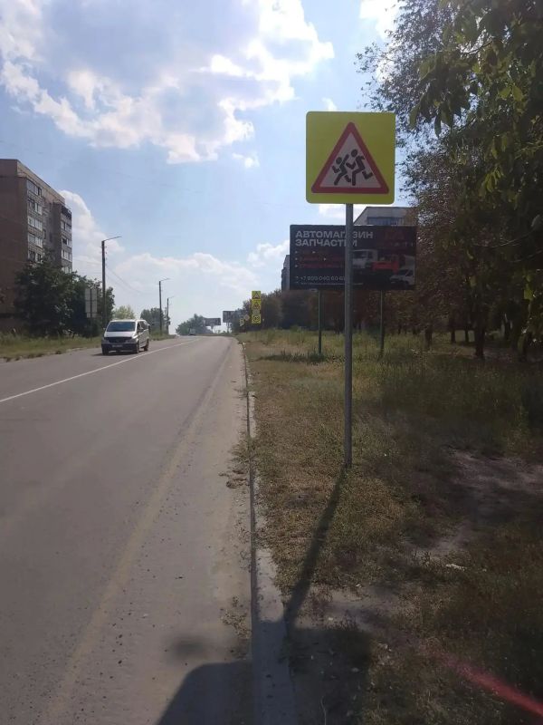 В городах Стаханов и Первомайск установлены новые дорожные знаки В городах Стаханов и Первомайск установлены новые дорожные знаки