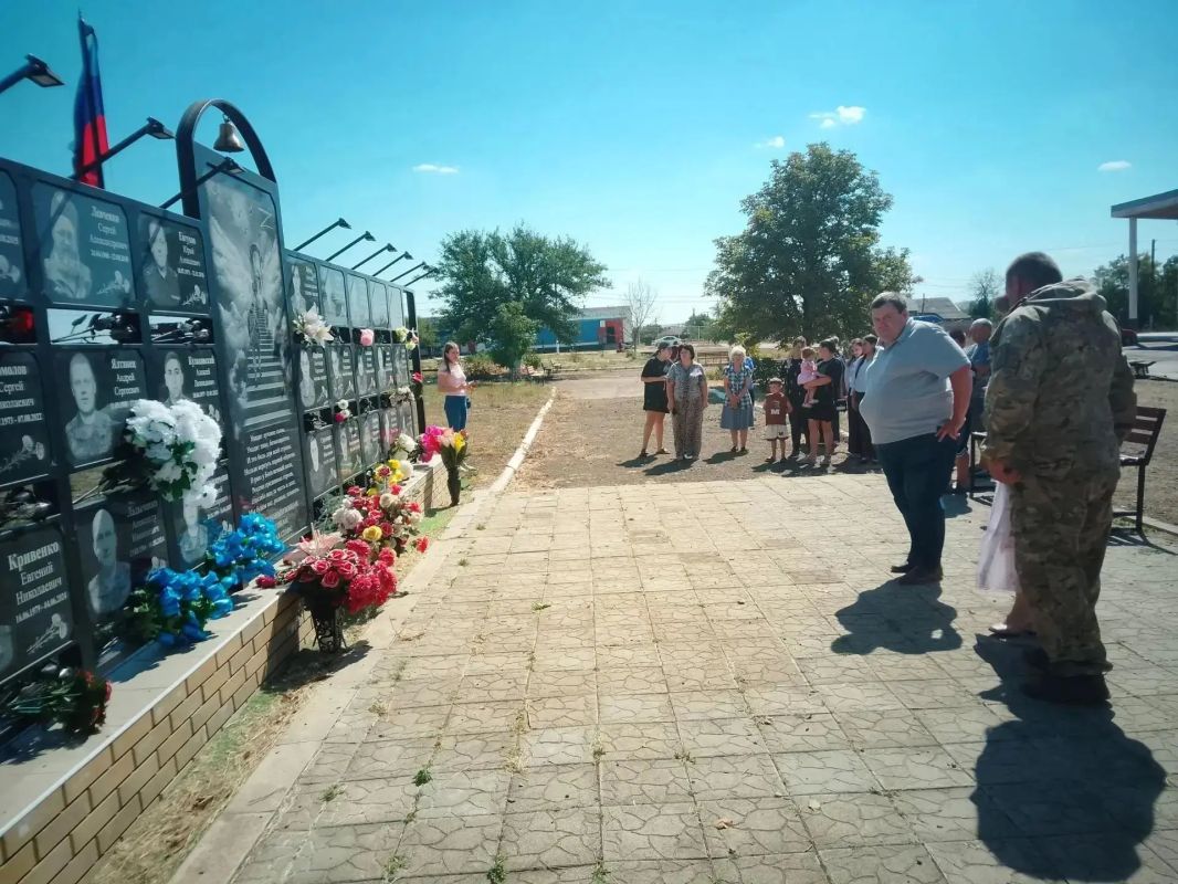 В селе Дьяково Антрацитовского муниципального округа ко Дню неизвестного солдата — Защитника Луганской Народной Республики состоялся трогательный и торжественный митинг под названием «Имя твоё неизвестно, подвиг твой... В селе Дьяково Антрацитовского муниципального округа ко Дню неизвестного солдата — Защитника Луганской Народной Республики состоялся трогательный и торжественный митинг под названием «Имя твоё неизвестно, подвиг твой...
