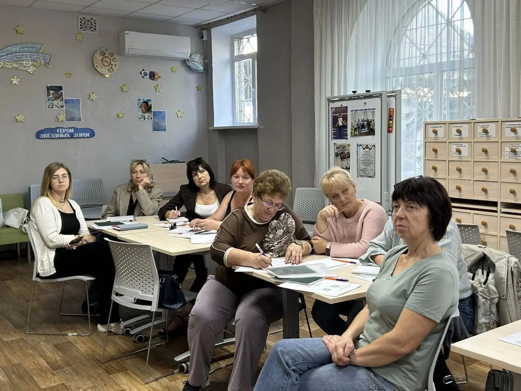 8 сентября в рамках проекта «Точка роста НКО», который реализуется при поддержке Фонда президентских грантов, в Краснолучской центральной городской библиотеке имени Н.К. Крупской прошла очная проектная сессия АНО... 8 сентября в рамках проекта «Точка роста НКО», который реализуется при поддержке Фонда президентских грантов, в Краснолучской центральной городской библиотеке имени Н.К. Крупской прошла очная проектная сессия АНО...