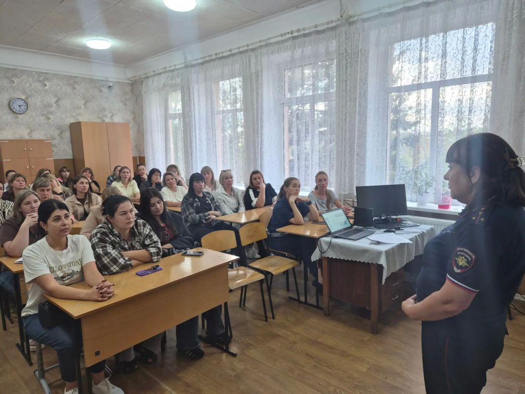В Лутугинской средней школе №1 состоялось общешкольное родительское собрание: новые правила, цифровизация и безопасность В Лутугинской средней школе №1 состоялось общешкольное родительское собрание: новые правила, цифровизация и безопасность