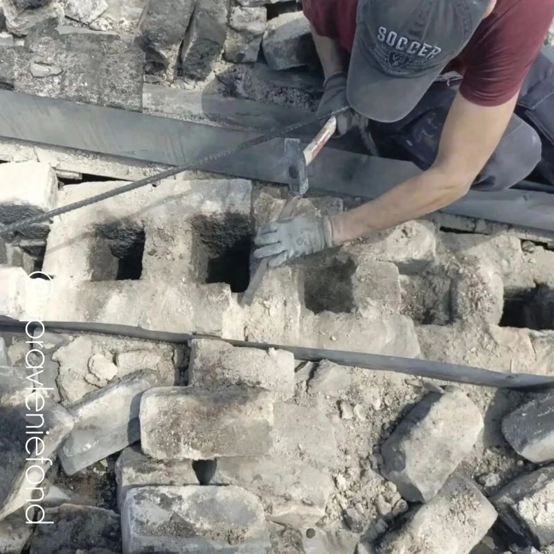 В Брянке сотрудники ЕУК восстановили поврежденный дымовентканал В Брянке сотрудники ЕУК восстановили поврежденный дымовентканал
