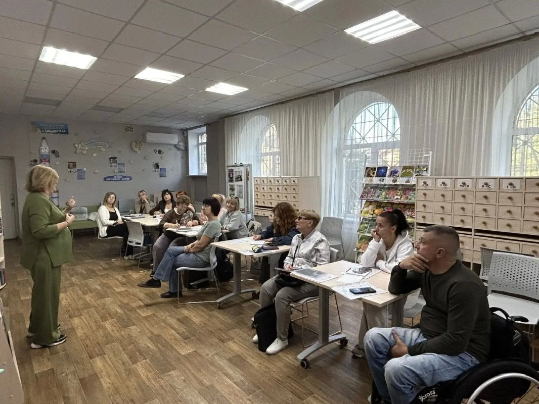 8 сентября в рамках проекта «Точка роста НКО», который реализуется при поддержке Фонда президентских грантов, в Краснолучской центральной городской библиотеке имени Н.К. Крупской прошла очная проектная сессия АНО... 8 сентября в рамках проекта «Точка роста НКО», который реализуется при поддержке Фонда президентских грантов, в Краснолучской центральной городской библиотеке имени Н.К. Крупской прошла очная проектная сессия АНО...