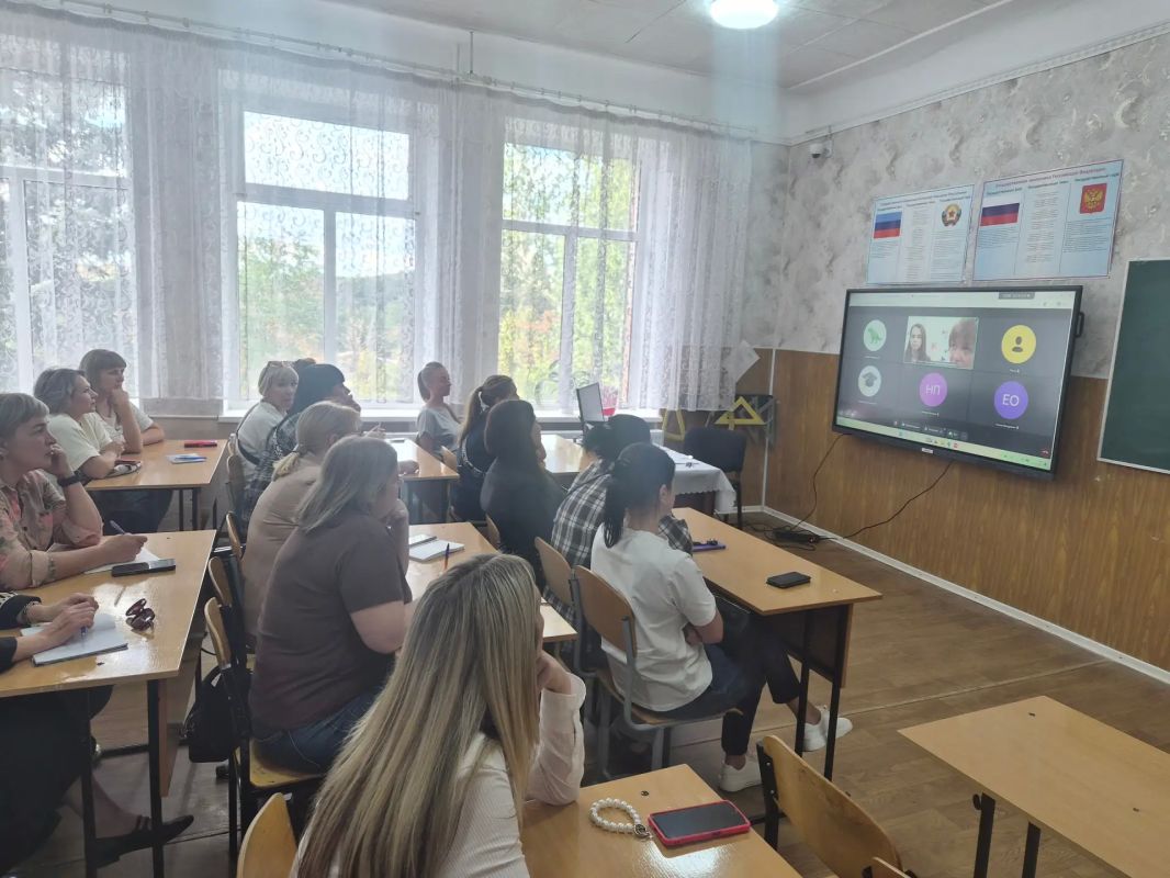 В Лутугинской средней школе №1 состоялось общешкольное родительское собрание: новые правила, цифровизация и безопасность В Лутугинской средней школе №1 состоялось общешкольное родительское собрание: новые правила, цифровизация и безопасность