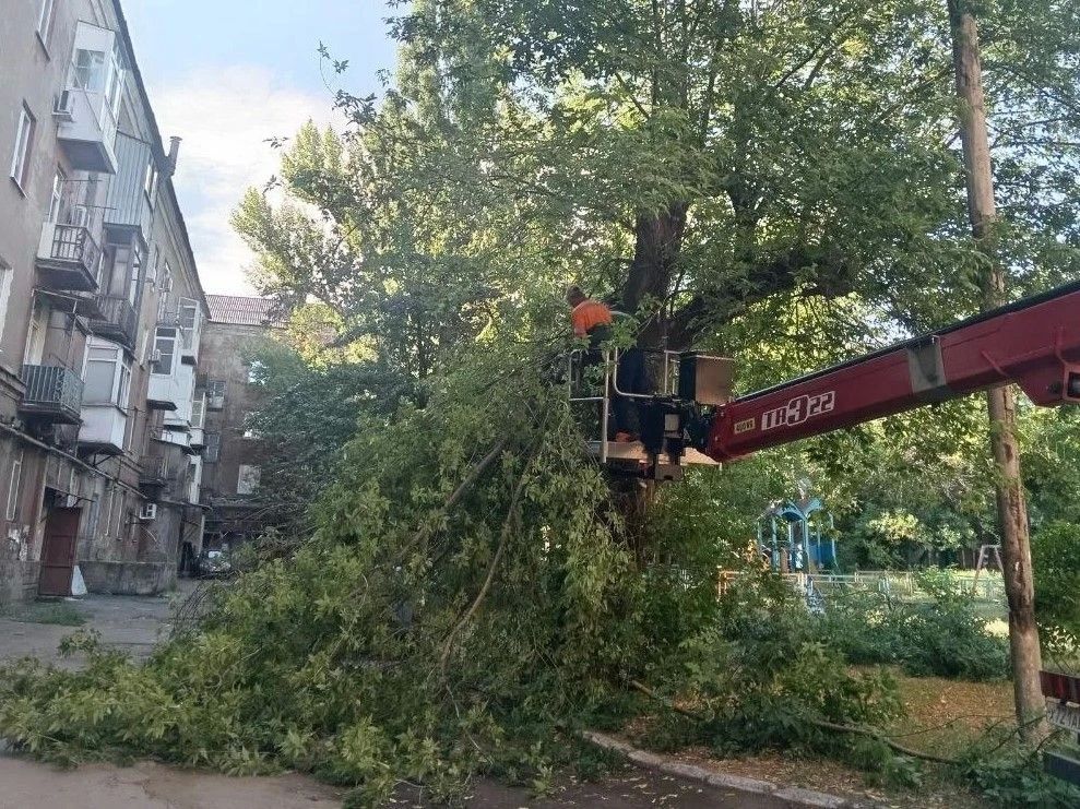 Коммунальными службами проведены работы на территории города Коммунальными службами проведены работы на территории города