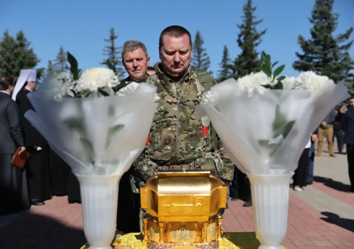 В День освобождения Донбасса на Саур-Могилу привезли часть мощей Дмитрия Донского В День освобождения Донбасса на Саур-Могилу привезли часть мощей Дмитрия Донского
