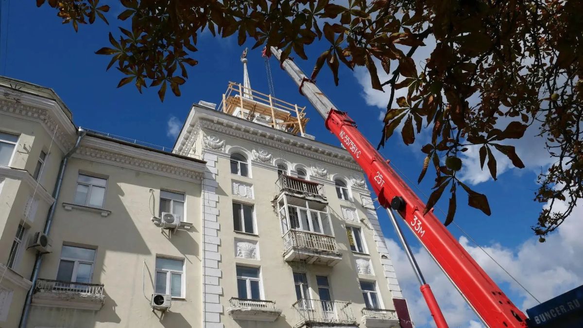 Заканчивается капитальный ремонт кровли и знаменитого шпиля в центре Луганска Заканчивается капитальный ремонт кровли и знаменитого шпиля в центре Луганска
