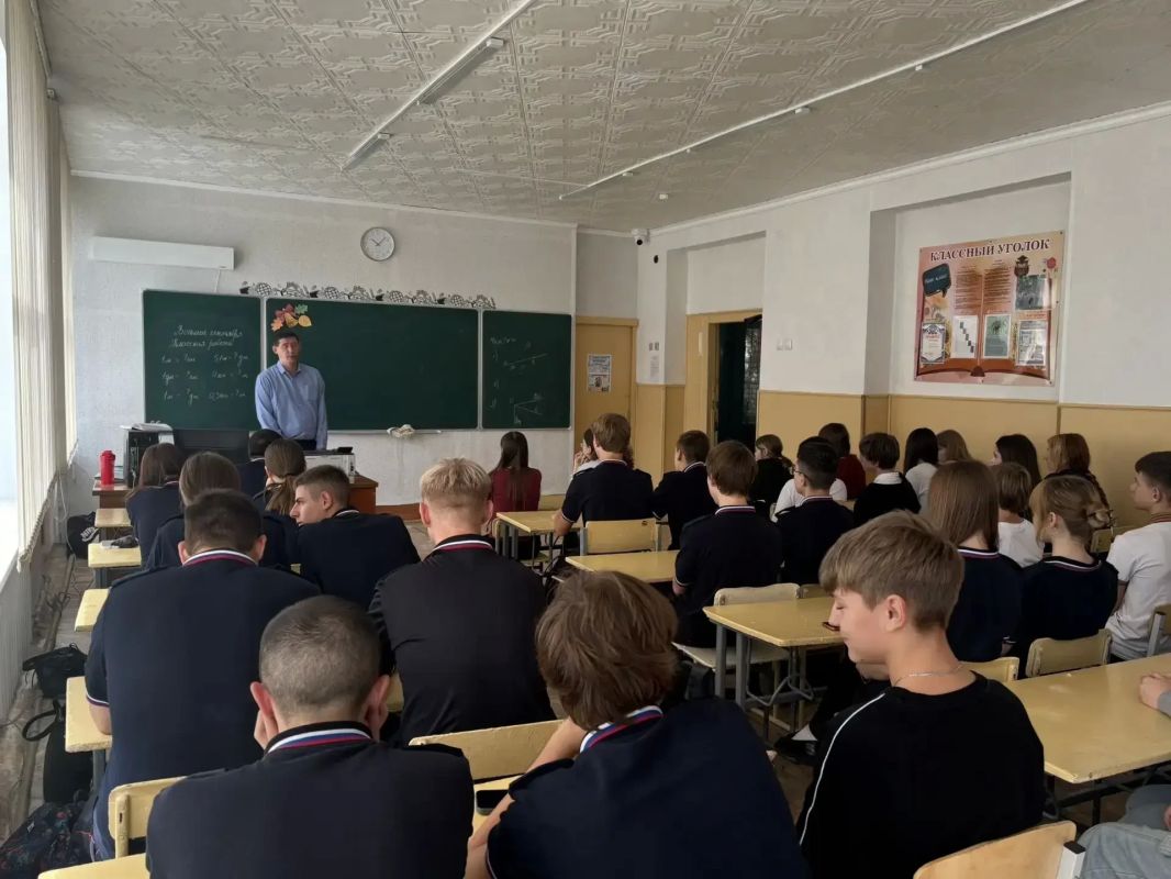 В Ровеньковской школе №3 прошла важная встреча для старшеклассников! В Ровеньковской школе №3 прошла важная встреча для старшеклассников!