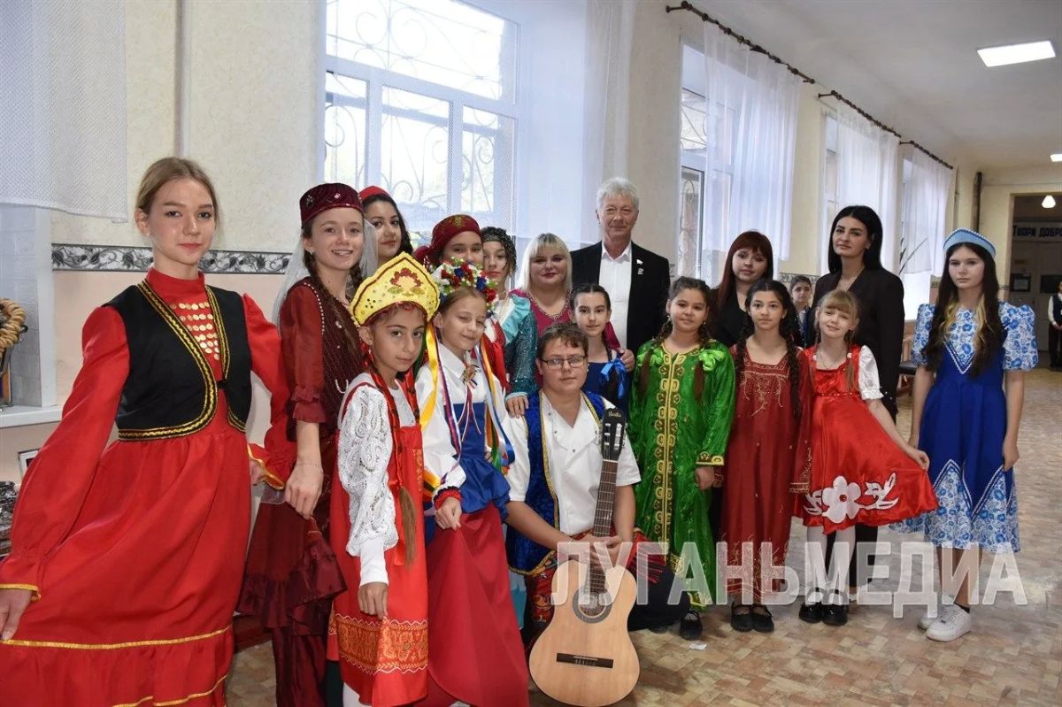 Краснолучские школьники написали Всероссийский диктант «Россия – дом народов» Краснолучские школьники написали Всероссийский диктант «Россия – дом народов»