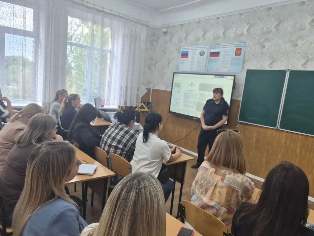В Лутугинской средней школе №1 состоялось общешкольное родительское собрание: новые правила, цифровизация и безопасность В Лутугинской средней школе №1 состоялось общешкольное родительское собрание: новые правила, цифровизация и безопасность