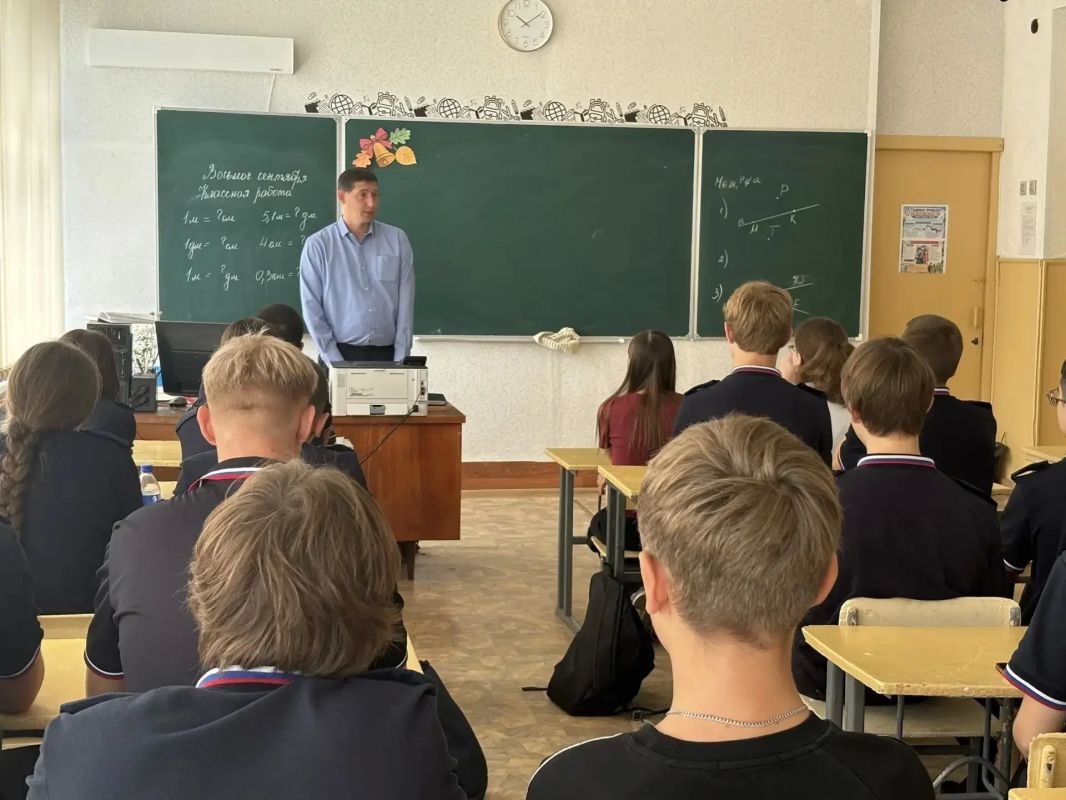 В Ровеньковской школе №3 прошла важная встреча для старшеклассников! В Ровеньковской школе №3 прошла важная встреча для старшеклассников!
