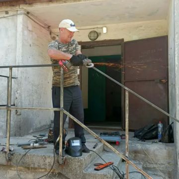 Краснолучский филиал выполнил работы по замене поручней на крыльце МКД