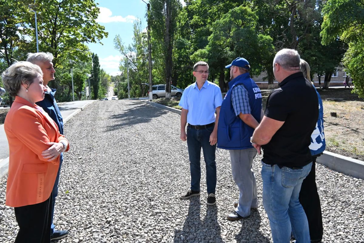 В Брянке продолжаются дорожные работы В Брянке продолжаются дорожные работы