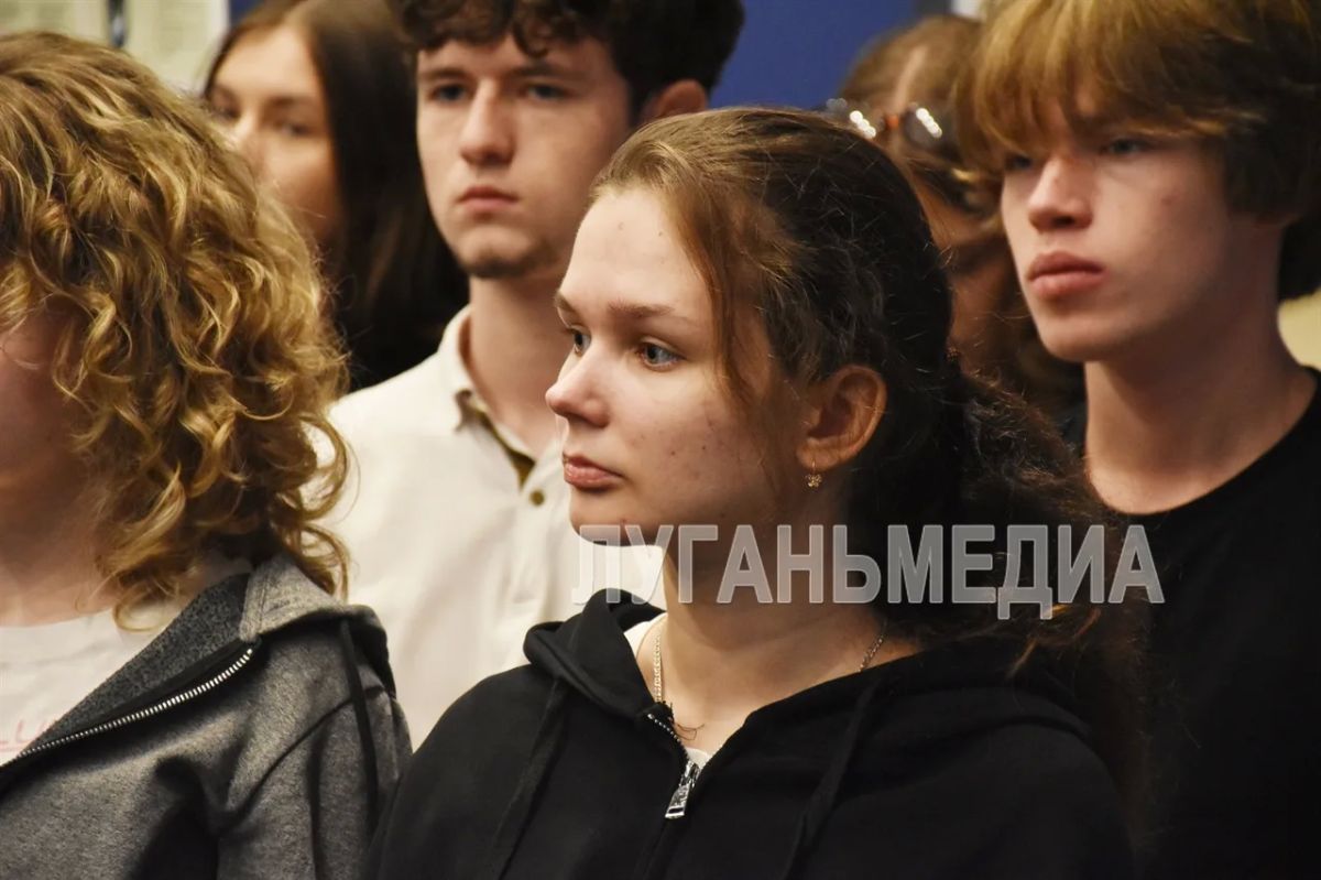В луганском республиканском краеведческом музее прошла встреча учащейся молодежи с ветераном боевых действий, приуроченная ко Дню воссоединения ЛНР с Российской Федерацией В луганском республиканском краеведческом музее прошла встреча учащейся молодежи с ветераном боевых действий, приуроченная ко Дню воссоединения ЛНР с Российской Федерацией