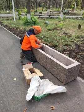 В городе Суходольске в сквере имени В. Ташлыкова и в городе Молодогвардейске в городском парке осуществлены работы по монтажу лавочек и урн