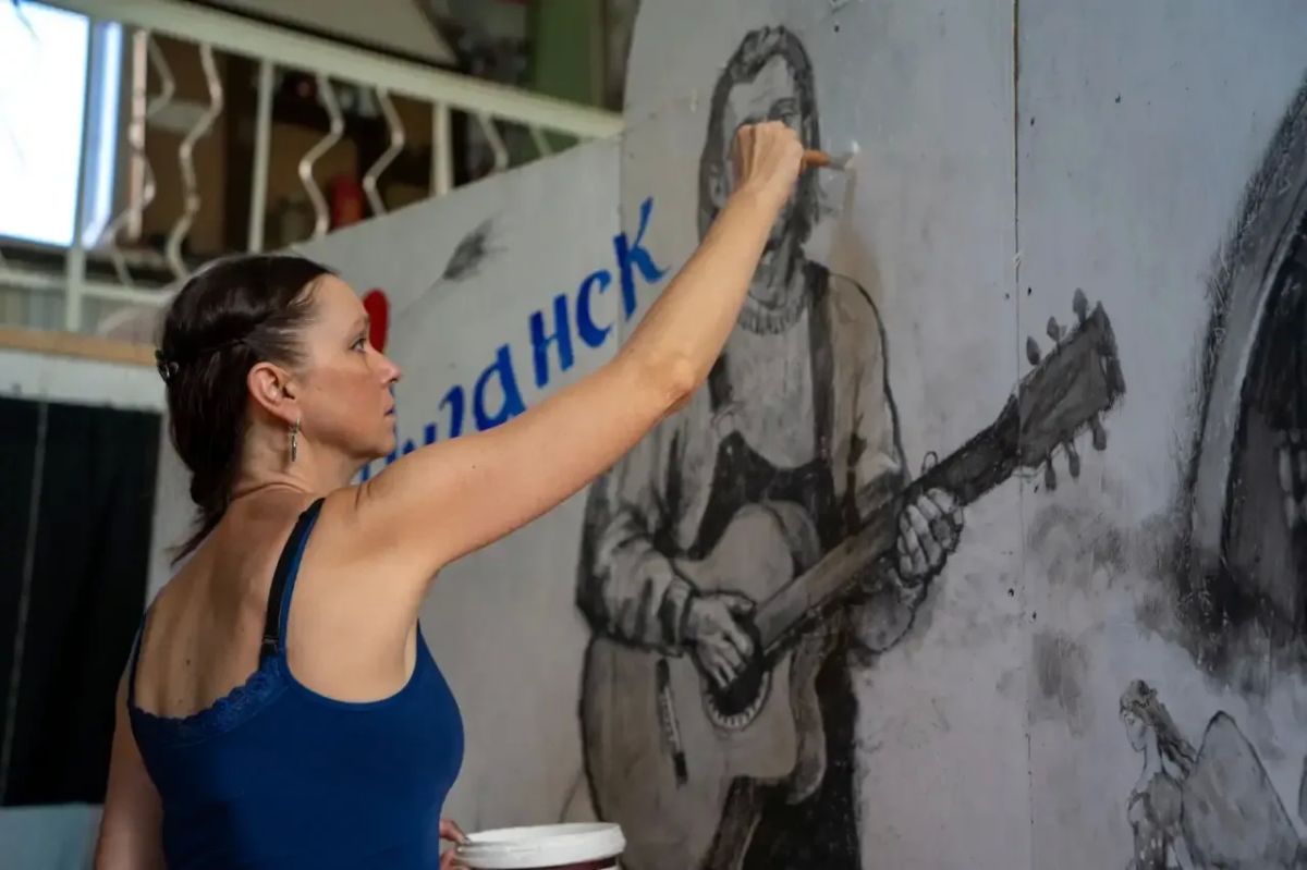Наш Арбат, но…. без московской суеты, с луганским характером и стеной Вени Д'ркина Луганская улица Дениса Иванова (бывшая Сент-Этьеновская) в ближайшие выходные станет яркой, громкой и красивой Говорим по-большому секрету:... Наш Арбат, но…. без московской суеты, с луганским характером и стеной Вени Д'ркина Луганская улица Дениса Иванова (бывшая Сент-Этьеновская) в ближайшие выходные станет яркой, громкой и красивой Говорим по-большому секрету:...
