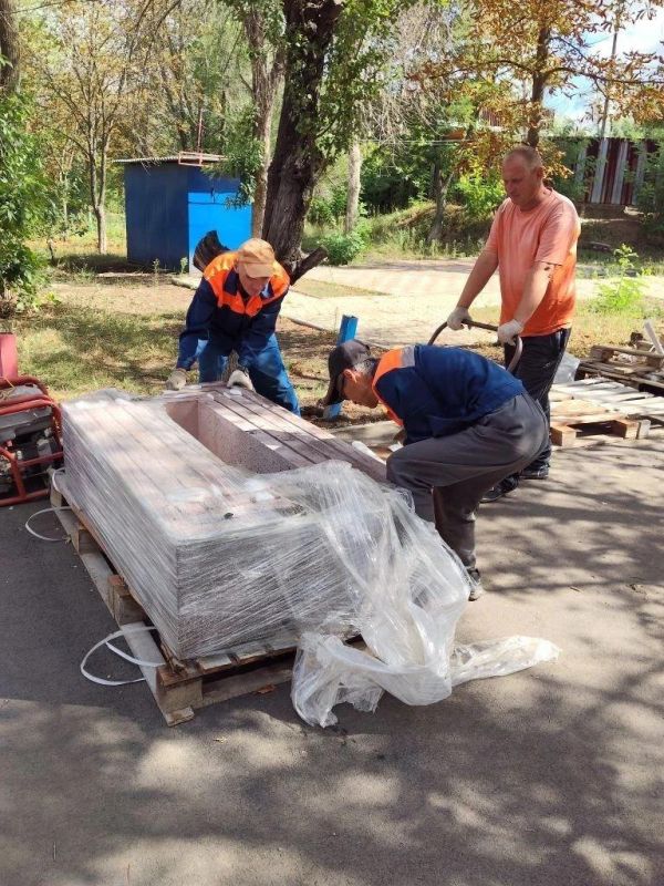 В городе Суходольске в сквере имени В. Ташлыкова и в городе Молодогвардейске в городском парке осуществлены работы по монтажу лавочек и урн В городе Суходольске в сквере имени В. Ташлыкова и в городе Молодогвардейске в городском парке осуществлены работы по монтажу лавочек и урн
