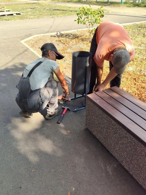 В городе Суходольске в сквере имени В. Ташлыкова и в городе Молодогвардейске в городском парке осуществлены работы по монтажу лавочек и урн В городе Суходольске в сквере имени В. Ташлыкова и в городе Молодогвардейске в городском парке осуществлены работы по монтажу лавочек и урн