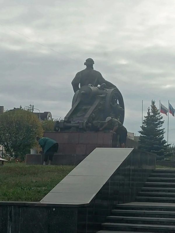 «Пушкаря» и Ворошилова приводят в порядок, а вандалы снова орудуют в парке «Пушкаря» и Ворошилова приводят в порядок, а вандалы снова орудуют в парке