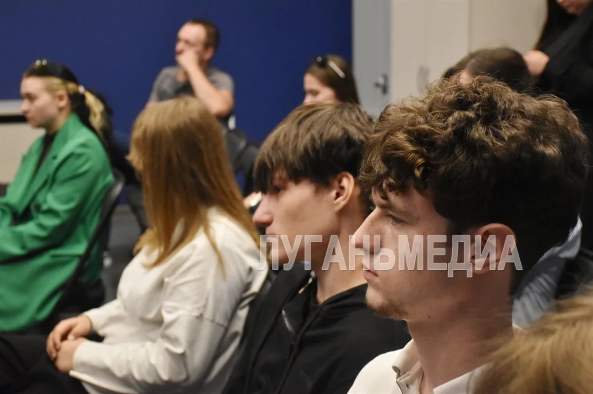 В луганском республиканском краеведческом музее прошла встреча учащейся молодежи с ветераном боевых действий, приуроченная ко Дню воссоединения ЛНР с Российской Федерацией В луганском республиканском краеведческом музее прошла встреча учащейся молодежи с ветераном боевых действий, приуроченная ко Дню воссоединения ЛНР с Российской Федерацией