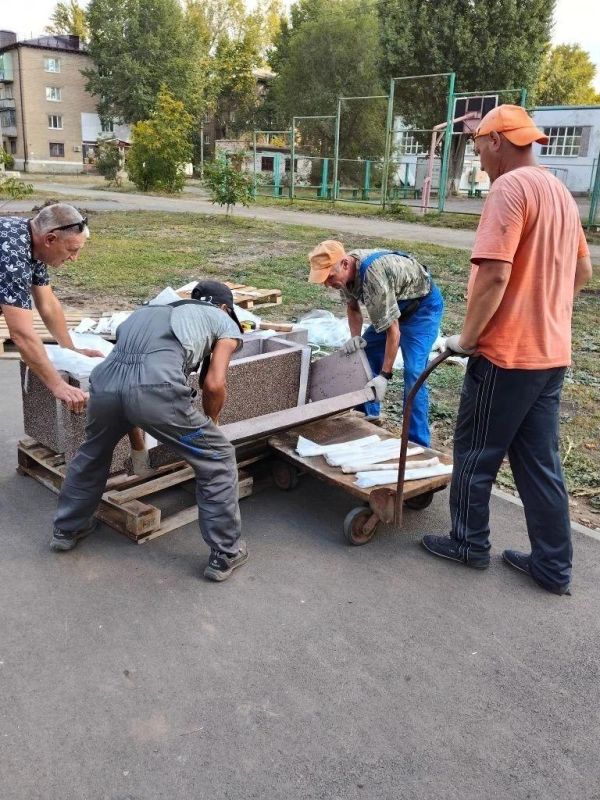 В городе Суходольске в сквере имени В. Ташлыкова и в городе Молодогвардейске в городском парке осуществлены работы по монтажу лавочек и урн В городе Суходольске в сквере имени В. Ташлыкова и в городе Молодогвардейске в городском парке осуществлены работы по монтажу лавочек и урн