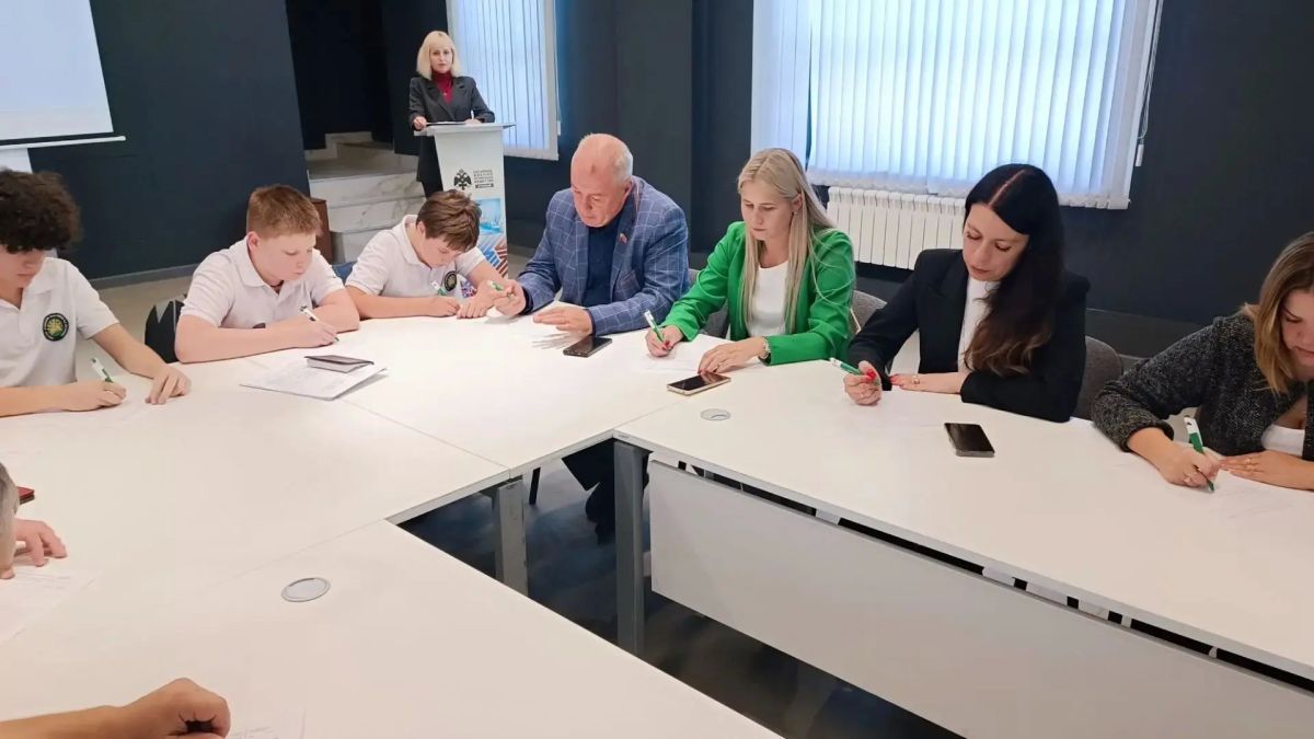 «Россия - дом народов»: в Луганске впервые прошел Всероссийский диктант на языках народов РФ «Россия - дом народов»: в Луганске впервые прошел Всероссийский диктант на языках народов РФ