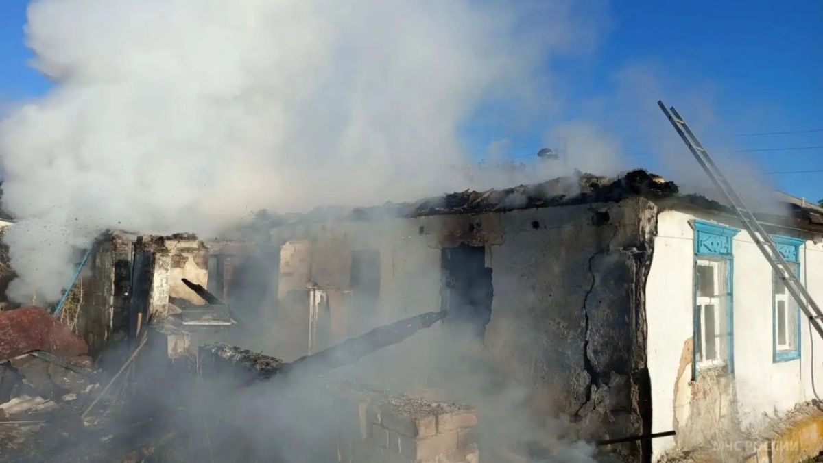 Спасатели МЧС России ликвидировали крупный пожар в частном секторе Беловодского округа Спасатели МЧС России ликвидировали крупный пожар в частном секторе Беловодского округа