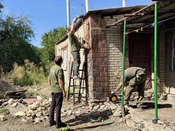 Волонтёры и администрация Луганска помогли переселенке привести дом в порядок
