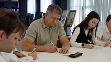 Сергей Цемкало: В мультимедийном музее «Россия – моя история» в Луганске мы вместе с учащимися 30-й гимназии, депутатами Народного Совета и представителями Общественной палаты ЛНР приняли участие в диктанте, посвящённом Дню...
