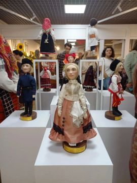 В Воронеже открылась передвижная выставка «Народный шик: традиции в миниатюре», где представлены костюмы четырёх регионов Содружества «Донбасс», в том числе Луганской Народной Республики