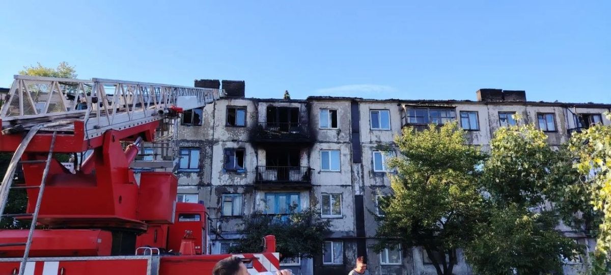 Евгений Морозов: Сегодня, 9 сентября, в 13:06 в экстренные службы поступил вызов о пожаре в многоквартирном 4-этажном жилом доме на улице Жуковского, 18. Огонь охватил кровлю на площади 500 квадратных метров, а также... Евгений Морозов: Сегодня, 9 сентября, в 13:06 в экстренные службы поступил вызов о пожаре в многоквартирном 4-этажном жилом доме на улице Жуковского, 18. Огонь охватил кровлю на площади 500 квадратных метров, а также...