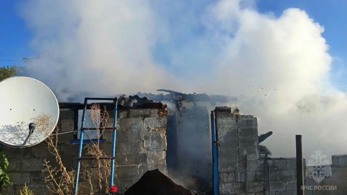 Спасатели МЧС России ликвидировали крупный пожар в частном секторе Беловодского округа Спасатели МЧС России ликвидировали крупный пожар в частном секторе Беловодского округа