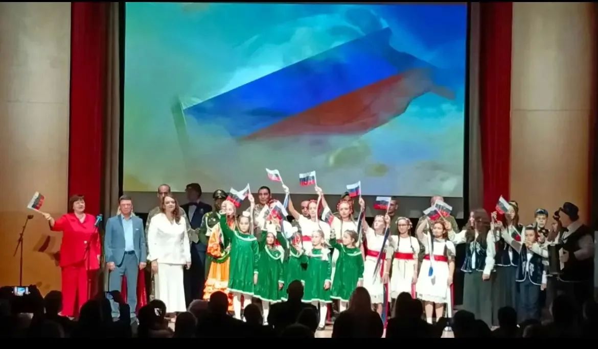 Любовь к родной речи и культуре: регионы России объединились в День языков народов РФ