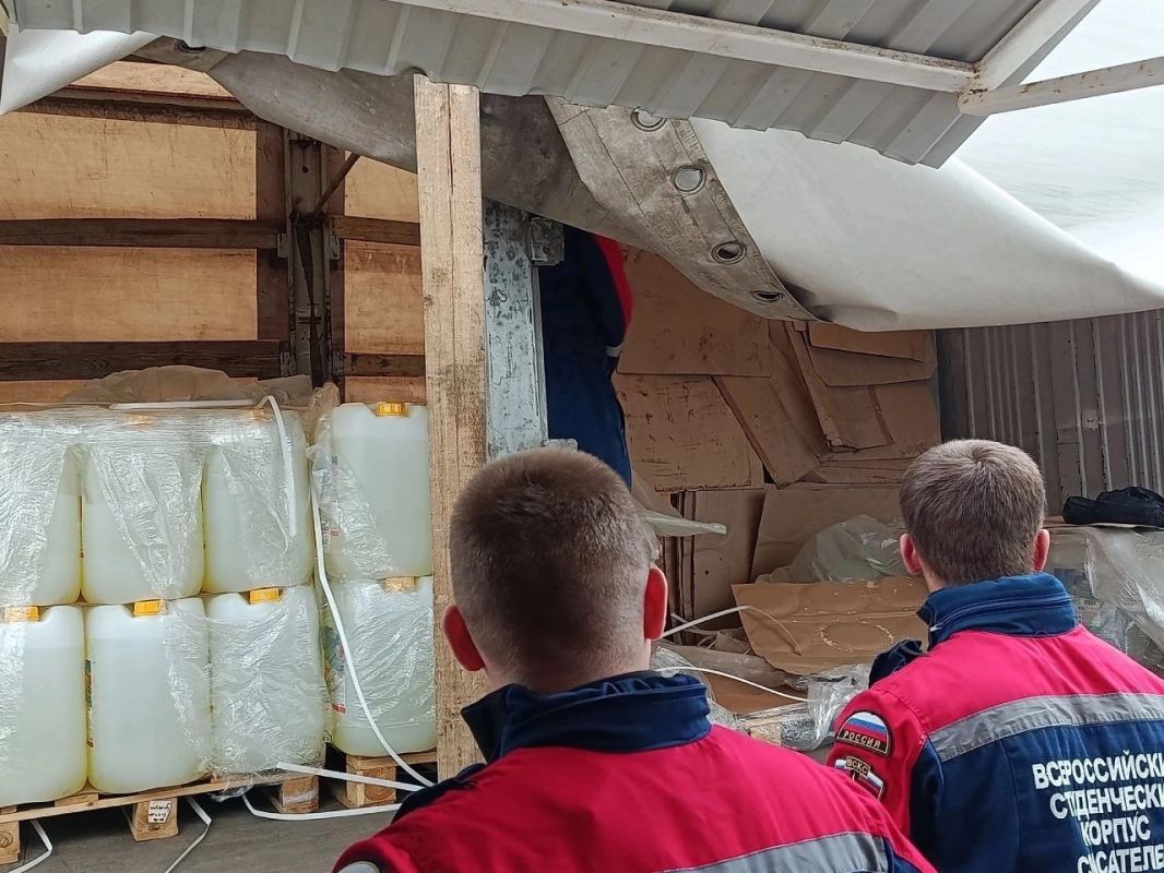 Добровольцы ССО «Молодогвардеец» ЛугРО ВСКС, студенты Краснодонского факультета инженерии и менеджмента (филиал) «ЛГУ им. В. Даля», оказали помощь МБУ ДО «Краснодонская спортивная школа № 1» разгрузке бытовой химии... Добровольцы ССО «Молодогвардеец» ЛугРО ВСКС, студенты Краснодонского факультета инженерии и менеджмента (филиал) «ЛГУ им. В. Даля», оказали помощь МБУ ДО «Краснодонская спортивная школа № 1» разгрузке бытовой химии...