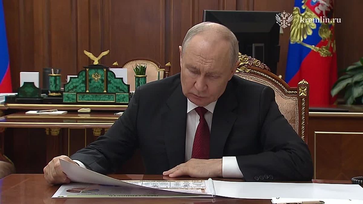 Накануне поздно вечером Президент провёл встречу с начальником Службы по вопросам гражданства МВД Андреем Кикотем Встреча состоялась в преддверии Дня подразделений по вопросам миграции системы МВД России, он отмечается 11...