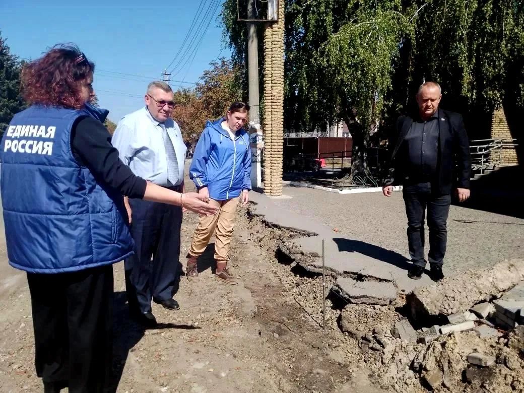 На улице Пролетской в Новоайдаре обновляют бордюрный камень На улице Пролетской в Новоайдаре обновляют бордюрный камень