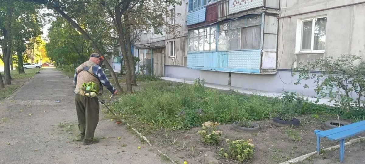 Предприятие МУП "Комсервис" Брянки продолжает плановые работы по покосу травы Предприятие МУП "Комсервис" Брянки продолжает плановые работы по покосу травы