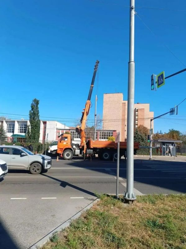 «Луганскгорсвет» заменил три опоры освещения, повреждённые в ДТП «Луганскгорсвет» заменил три опоры освещения, повреждённые в ДТП