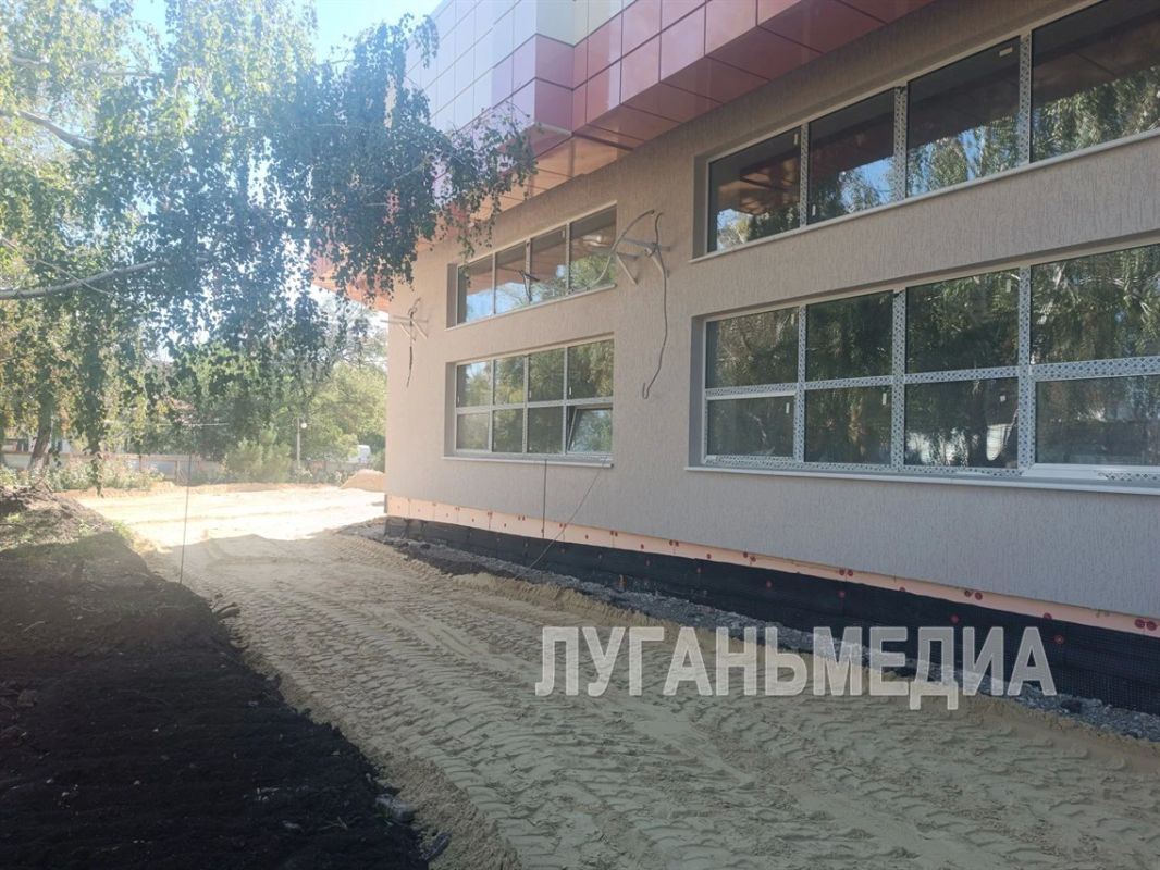 В Краснодоне благоустраивают территорию около ЗАГСа В Краснодоне благоустраивают территорию около ЗАГСа