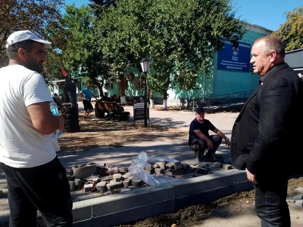 На улице Пролетской в Новоайдаре обновляют бордюрный камень На улице Пролетской в Новоайдаре обновляют бордюрный камень