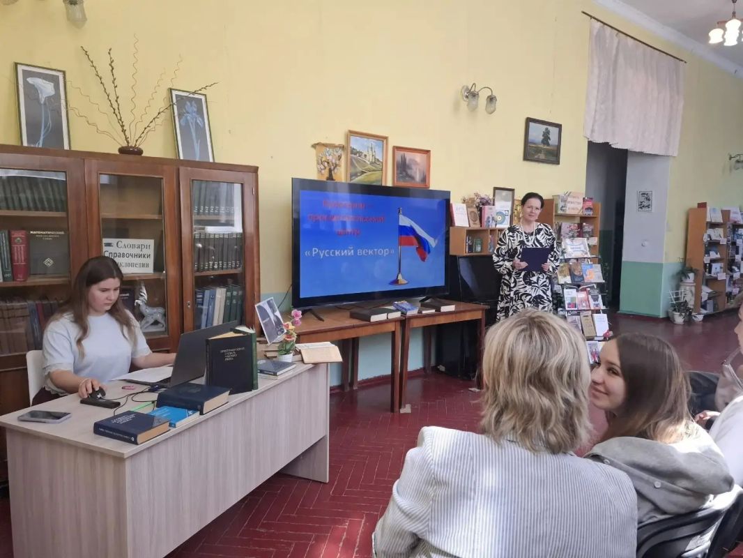 Русский вектор. 10 сентября на базе библиотеки-филиала № 2 города Алчевска состоялось открытие культурно-просветительского центра «Русский вектор» Русский вектор. 10 сентября на базе библиотеки-филиала № 2 города Алчевска состоялось открытие культурно-просветительского центра «Русский вектор»