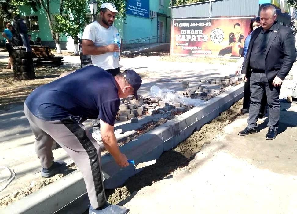 На улице Пролетской в Новоайдаре обновляют бордюрный камень На улице Пролетской в Новоайдаре обновляют бордюрный камень