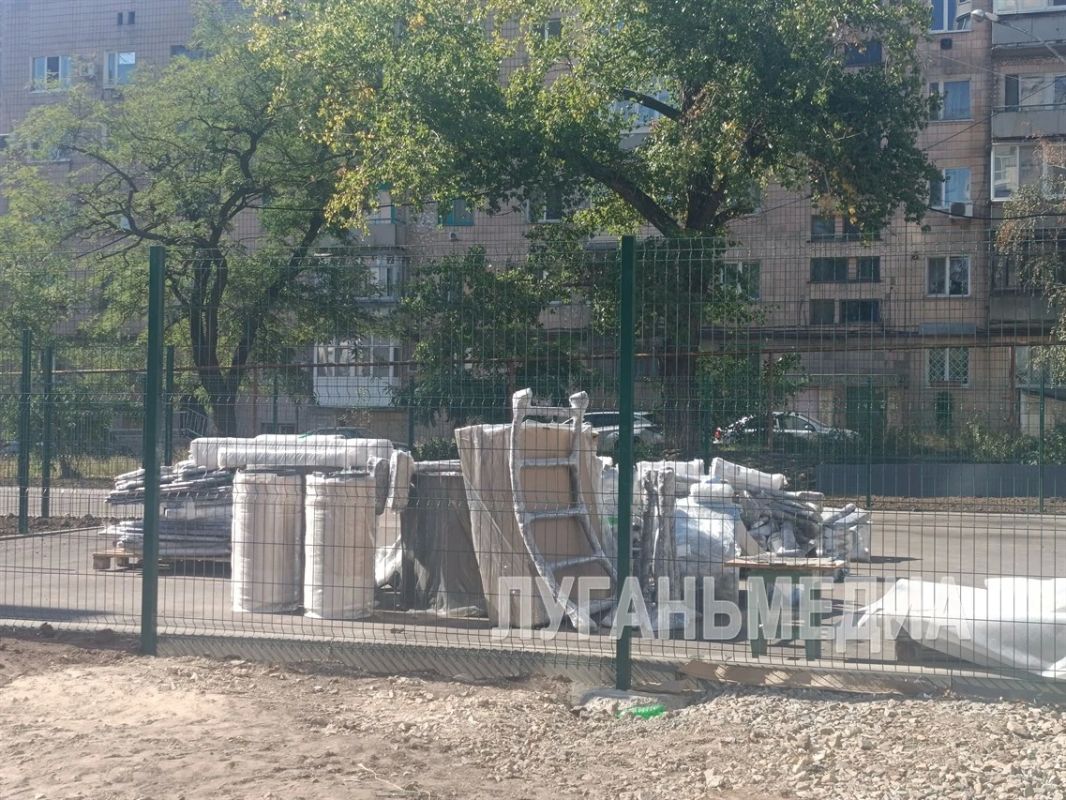 В Краснодоне благоустраивают территорию около ЗАГСа В Краснодоне благоустраивают территорию около ЗАГСа