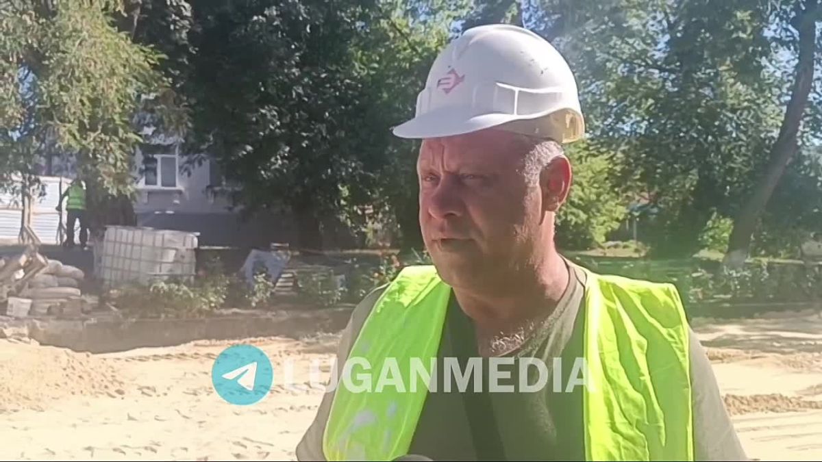 В Краснодоне благоустраивают территорию около ЗАГСа